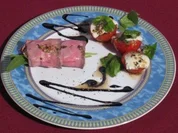 Gefüllte Roastbeef-Röllchen und Eiertomaten mit Mozzarella und Basilikum - Rezept