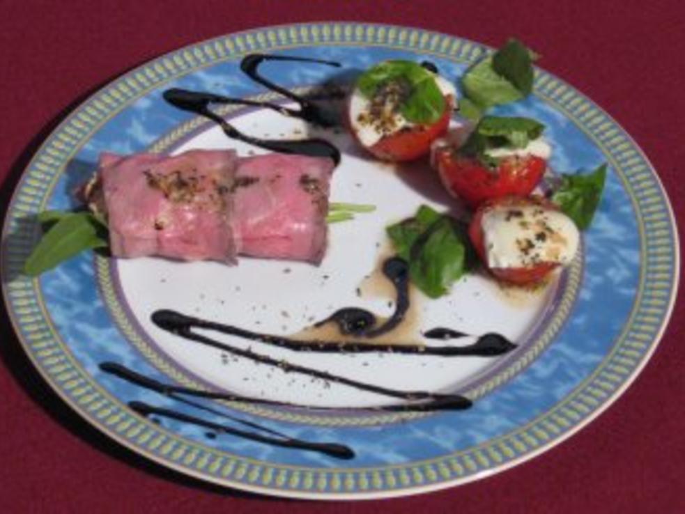 Gefüllte Roastbeef-Röllchen und Eiertomaten mit Mozzarella und ...