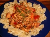 Farfalle mit Tomaten-Räucherlachs-Soße - Rezept