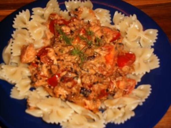 Farfalle mit Tomaten-Räucherlachs-Soße - Rezept - kochbar.de