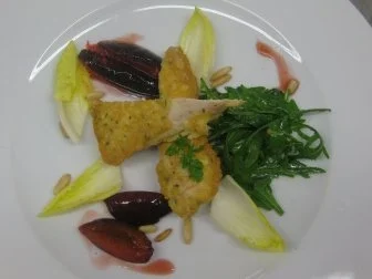 Rezept: Kaninchen-Piccata mit süß-scharf karamell. Pflaumen und Rucola-Chicoréesalat Kaninchen-Piccata mit süß-scharf karamell. Pflaumen und Rucola-Chicoréesalat - Rezept