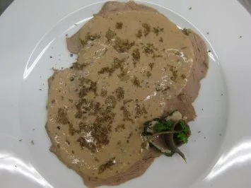 Rezept: Kalbsfleisch mit Thunfisch-Kapernsoße und schwarzem Trüffel Kalbsfleisch mit Thunfisch-Kapernsoße und schwarzem Trüffel - Rezept