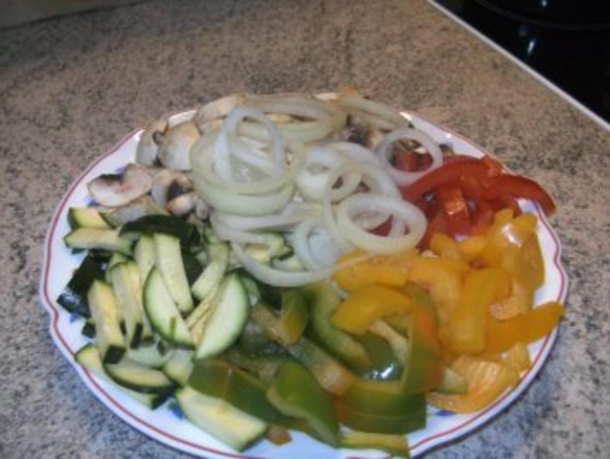Hähnchenbrust im Gemüsebett  und knackigem Salat - Rezept - Bild Nr. 2