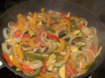 Rezept: Hähnchenbrust im Gemüsebett und knackigem Salat Hähnchenbrust im Gemüsebett und knackigem Salat - Rezept