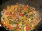 Hähnchenbrust im Gemüsebett  und knackigem Salat - Rezept