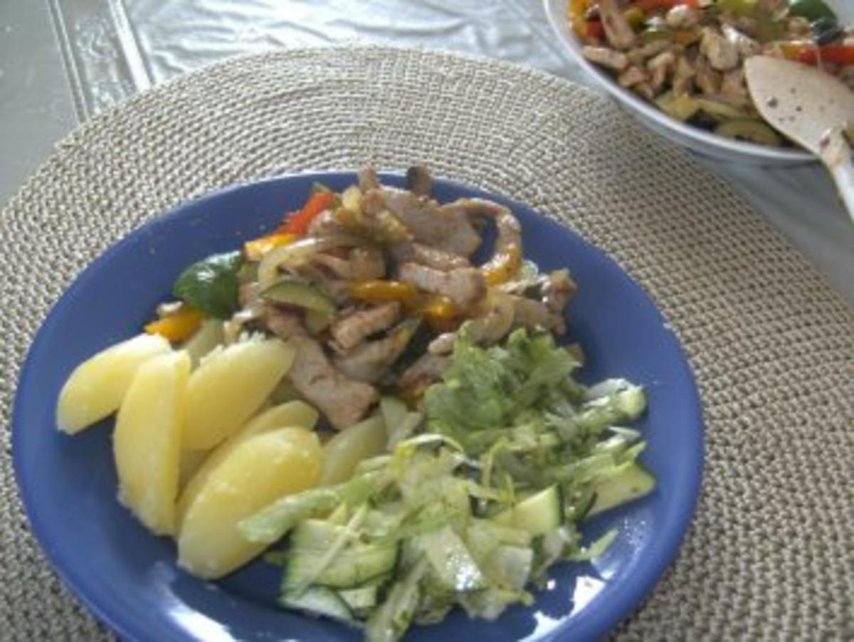 Hähnchenbrust im Gemüsebett  und knackigem Salat - Rezept - Bild Nr. 5