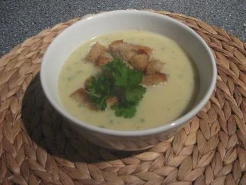 Kartoffel-Pastinaken Crémesuppe mit Croutons - Rezept