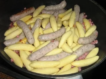 Rezept: Schupfnudeln mit Speck, Nürnbergerle und Sauerkraut Bild Nr. 3 Schupfnudeln mit Speck, Nürnbergerle und Sauerkraut - Rezept - Bild Nr. 3