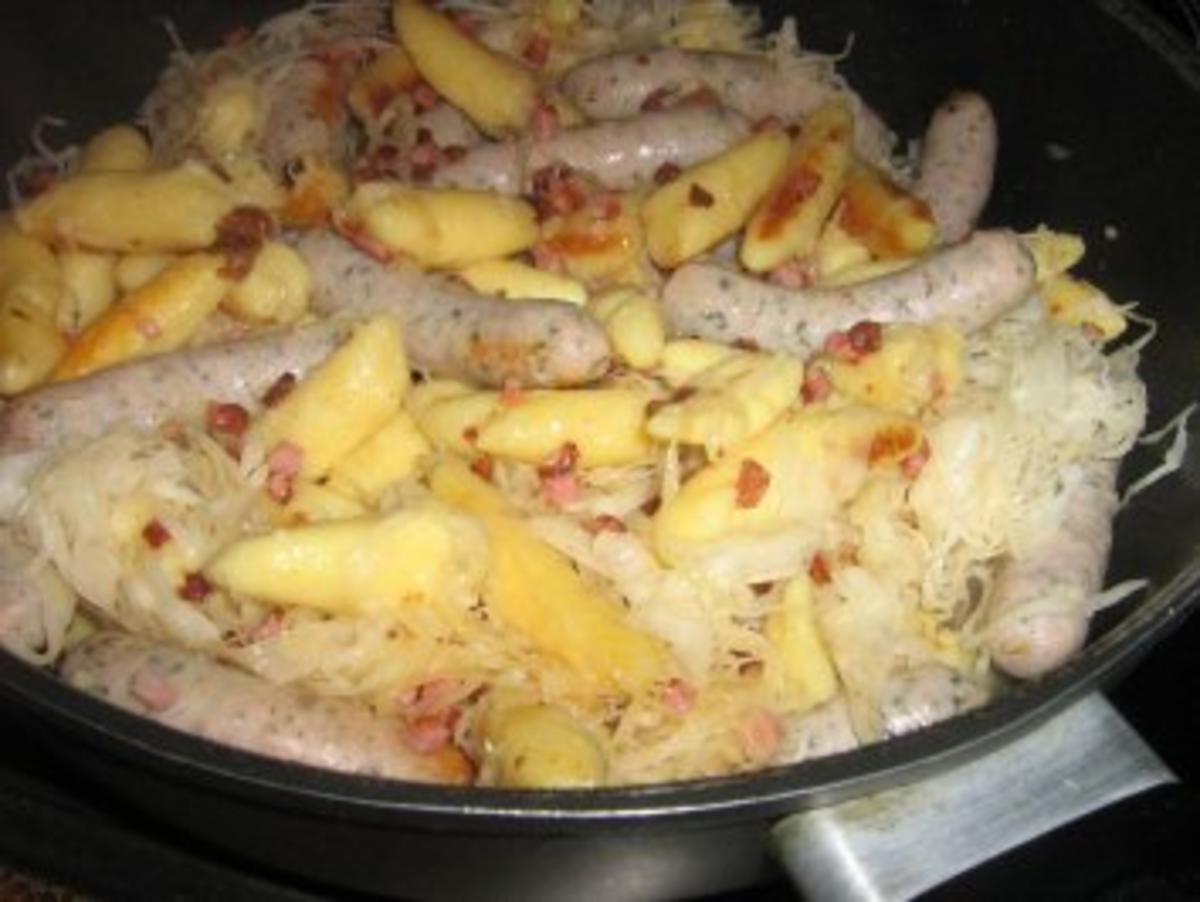 Schupfnudeln mit Speck, Nürnbergerle und Sauerkraut - Rezept - Bild Nr. 4