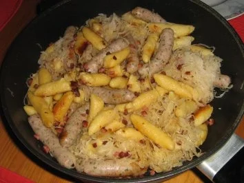 Rezept: Schupfnudeln mit Speck, Nürnbergerle und Sauerkraut Bild Nr. 6 Schupfnudeln mit Speck, Nürnbergerle und Sauerkraut - Rezept - Bild Nr. 6