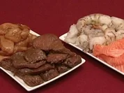 Teppanyaki-Grill mit u.a. Meerwasser-Garnelen und Lachsfilet, dazu Kohlrabisalat (Rainer Holbe) - Rezept