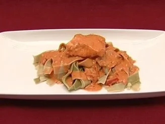 Rezept: Lachsfilet mit Weißweinsoße auf grünen Bandnudeln Lachsfilet mit Weißweinsoße auf grünen Bandnudeln - Rezept