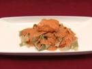 Lachsfilet mit Weißweinsoße auf grünen Bandnudeln - Rezept
