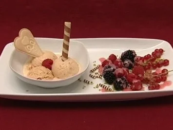 Rezept: Amarettini-Eis mit frischen Beeren (Benjamin Herd) Amarettini-Eis mit frischen Beeren (Benjamin Herd) - Rezept