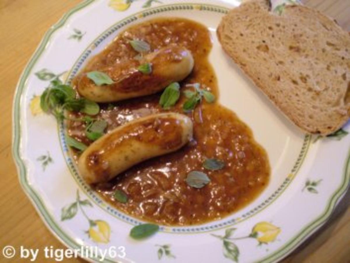 Feine Bratwürste mit Zwiebel-Biersoße - Rezept - kochbar.de