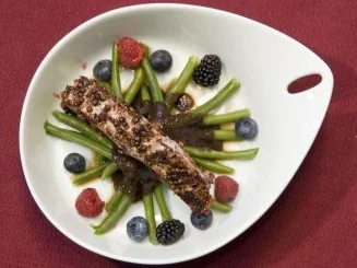 Rezept: Tunfisch im Beerenmantel und Feigen-Balsamico-Marinade mit Waldfrüchten (Prinz M. Michael) Tunfisch im Beerenmantel und Feigen-Balsamico-Marinade mit Waldfrüchten (Prinz M. Michael) - Rezept