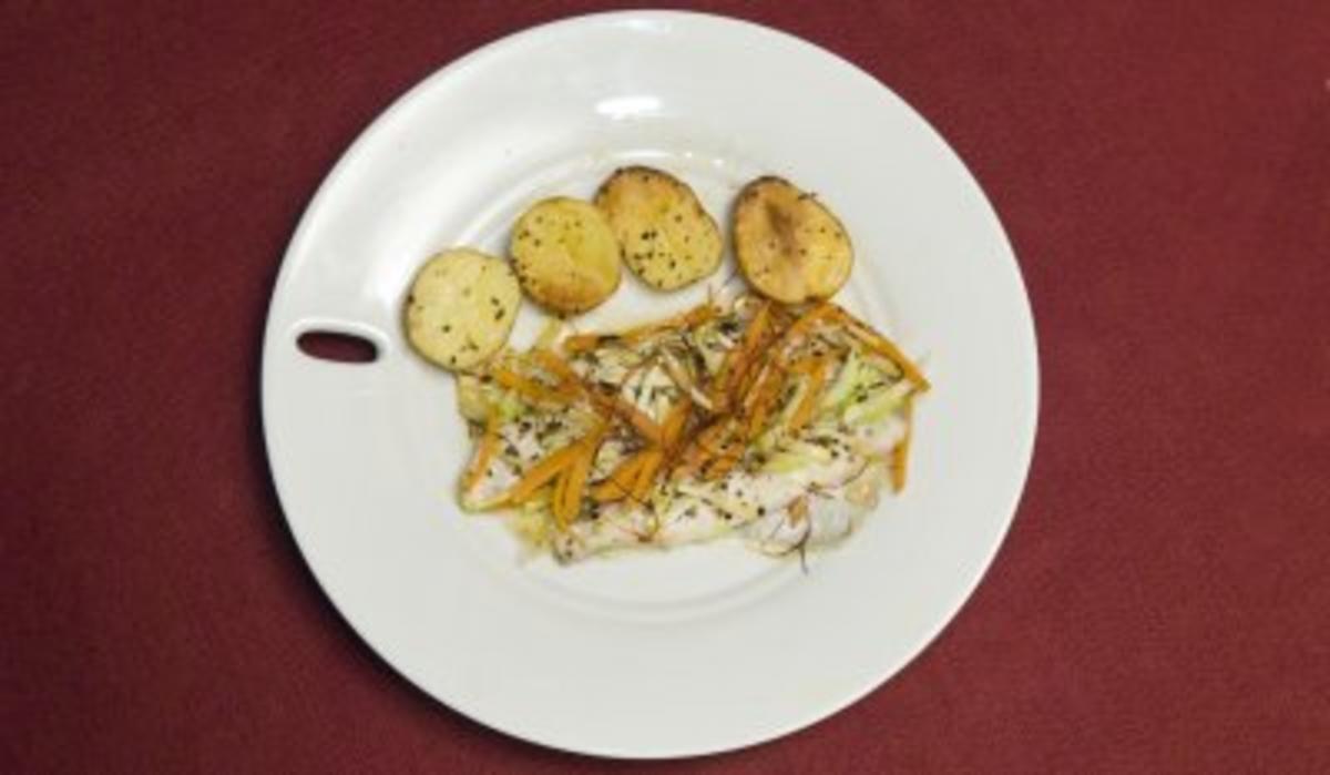 Bilder für Doradenfilet in Pergamentpapier mit Julienne-Gemüse an Rosmarinkartoffeln (Prinz M. Michael) - Rezept