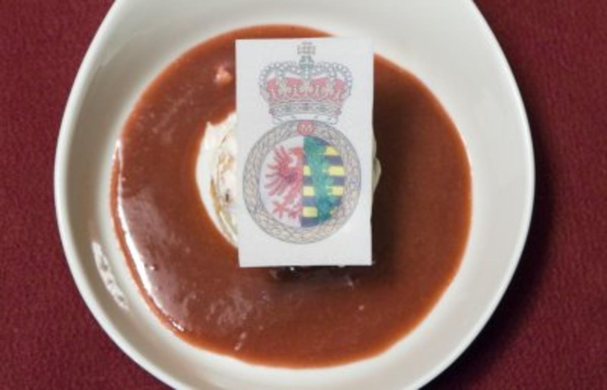 Prinzen-Törtchen aus zweierlei Creme auf einem Erdbeer-Chili-Spiegel (Prinz M. Michael) - Rezept