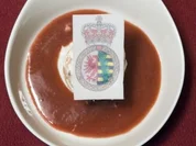 Prinzen-Törtchen aus zweierlei Creme auf einem Erdbeer-Chili-Spiegel (Prinz M. Michael) - Rezept