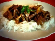 Asia Zwiebel Rindfleisch auf Reisnudeln - Rezept