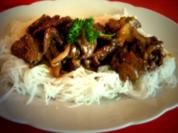 Asia Zwiebel Rindfleisch auf Reisnudeln - Rezept