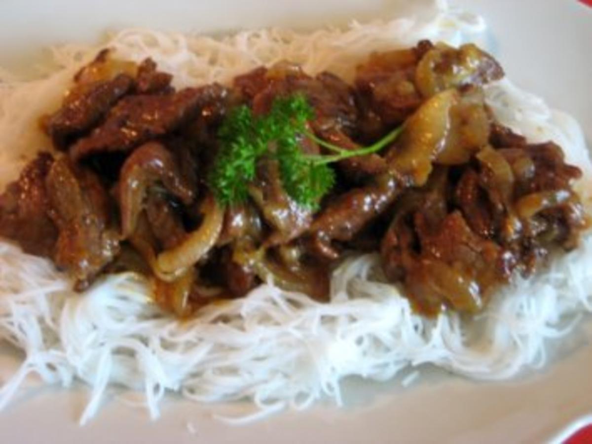 Asia Zwiebel Rindfleisch auf Reisnudeln - Rezept - Bild Nr. 2