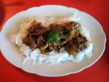 Rezept: Asia Zwiebel Rindfleisch auf Reisnudeln Bild Nr. 11 Asia Zwiebel Rindfleisch auf Reisnudeln - Rezept - Bild Nr. 11