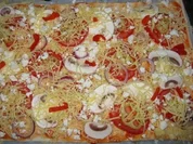 Pizza mit Tomaten und 2 Käsesorten - Rezept