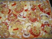 Pizza mit Tomaten und 2 Käsesorten - Rezept