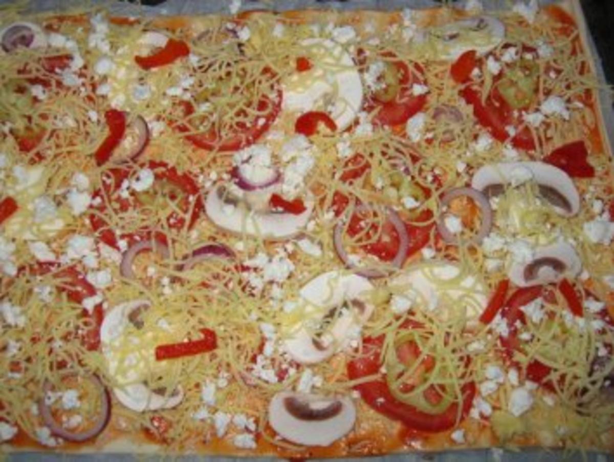 Bilder für Pizza mit Tomaten und 2 Käsesorten - Rezept