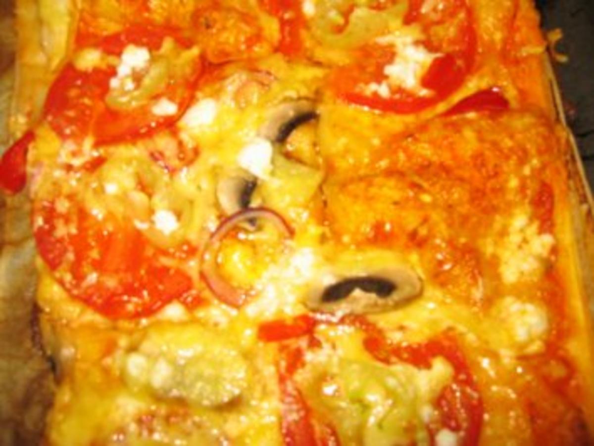 Pizza mit Tomaten und 2 Käsesorten - Rezept - Bild Nr. 2