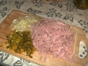 Würziger Wurstsalat   und frisches Bauerbbrot - Rezept - Bild Nr. 2