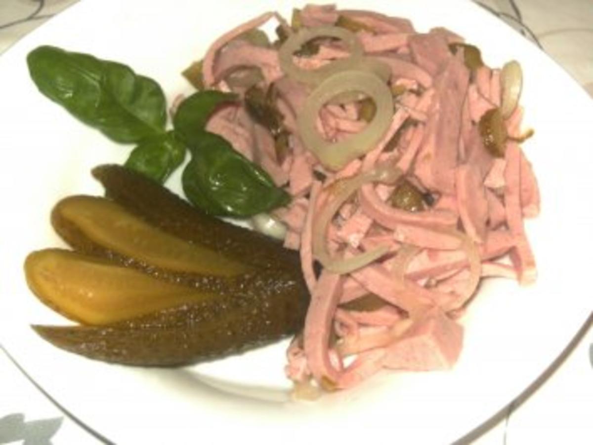 Würziger Wurstsalat   und frisches Bauerbbrot - Rezept