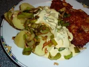 Schnitzel im Käsemantel mit Lauchgemüse auf Salzkartoffeln und Sauce Hollandaise - Rezept