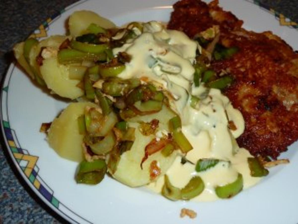 Bilder für Schnitzel im Käsemantel mit Lauchgemüse auf Salzkartoffeln und Sauce Hollandaise - Rezept