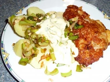 Schnitzel im Käsemantel mit Lauchgemüse auf Salzkartoffeln und Sauce Hollandaise - Rezept - Bild Nr. 8