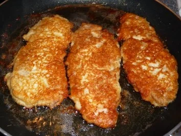 Schnitzel im Käsemantel mit Lauchgemüse auf Salzkartoffeln und Sauce Hollandaise - Rezept - Bild Nr. 2