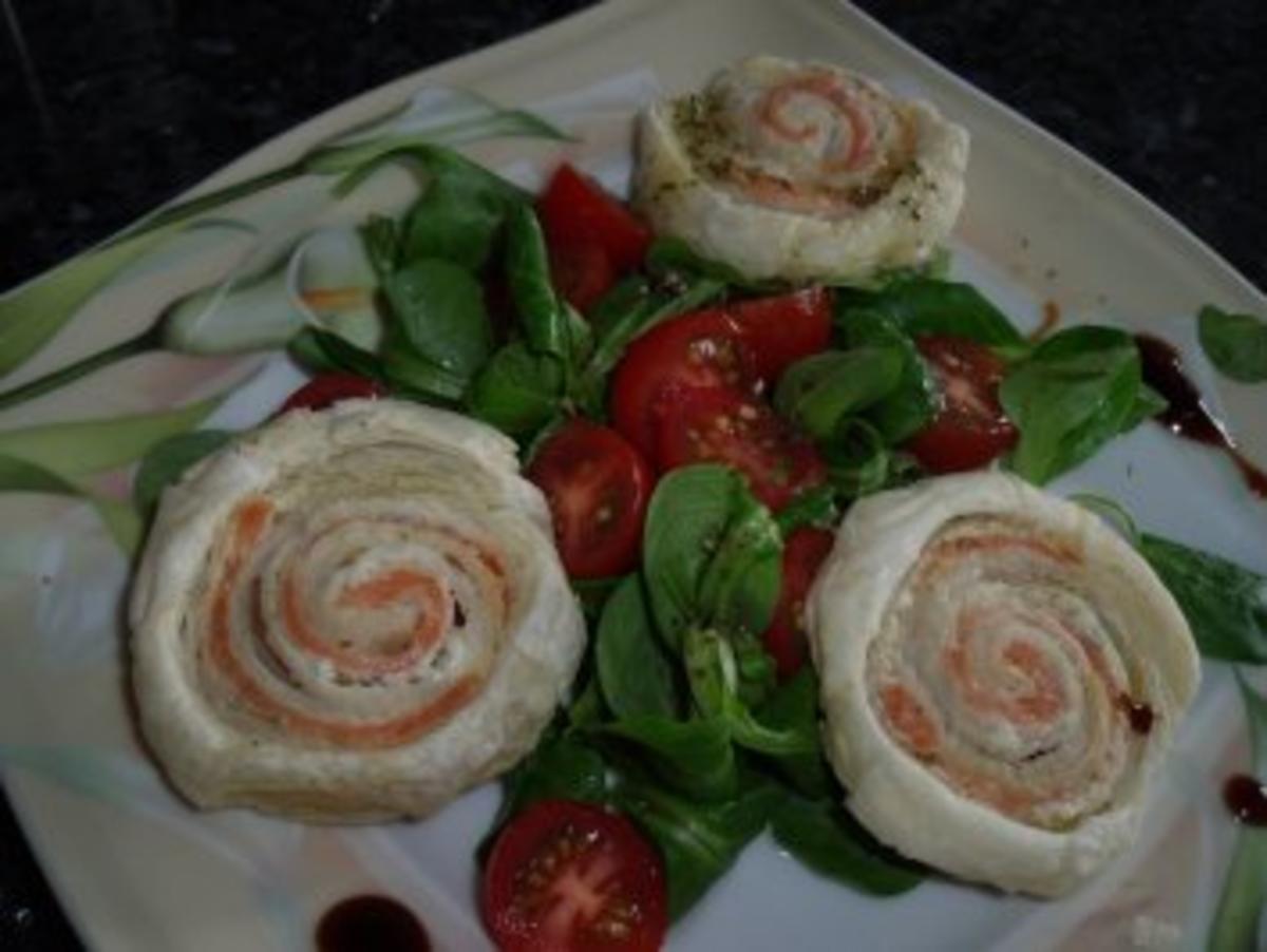 Vorspeise Lachs Blatterteig Rollchen Auf Salat Rezept Kochbar De