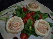 Vorspeise: Lachs-Blätterteig-Röllchen auf Salat - Rezept