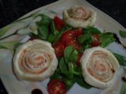 Rezept: Vorspeise: Lachs-Blätterteig-Röllchen auf Salat Vorspeise: Lachs-Blätterteig-Röllchen auf Salat - Rezept