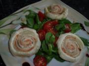 Vorspeise: Lachs-Blätterteig-Röllchen auf Salat - Rezept