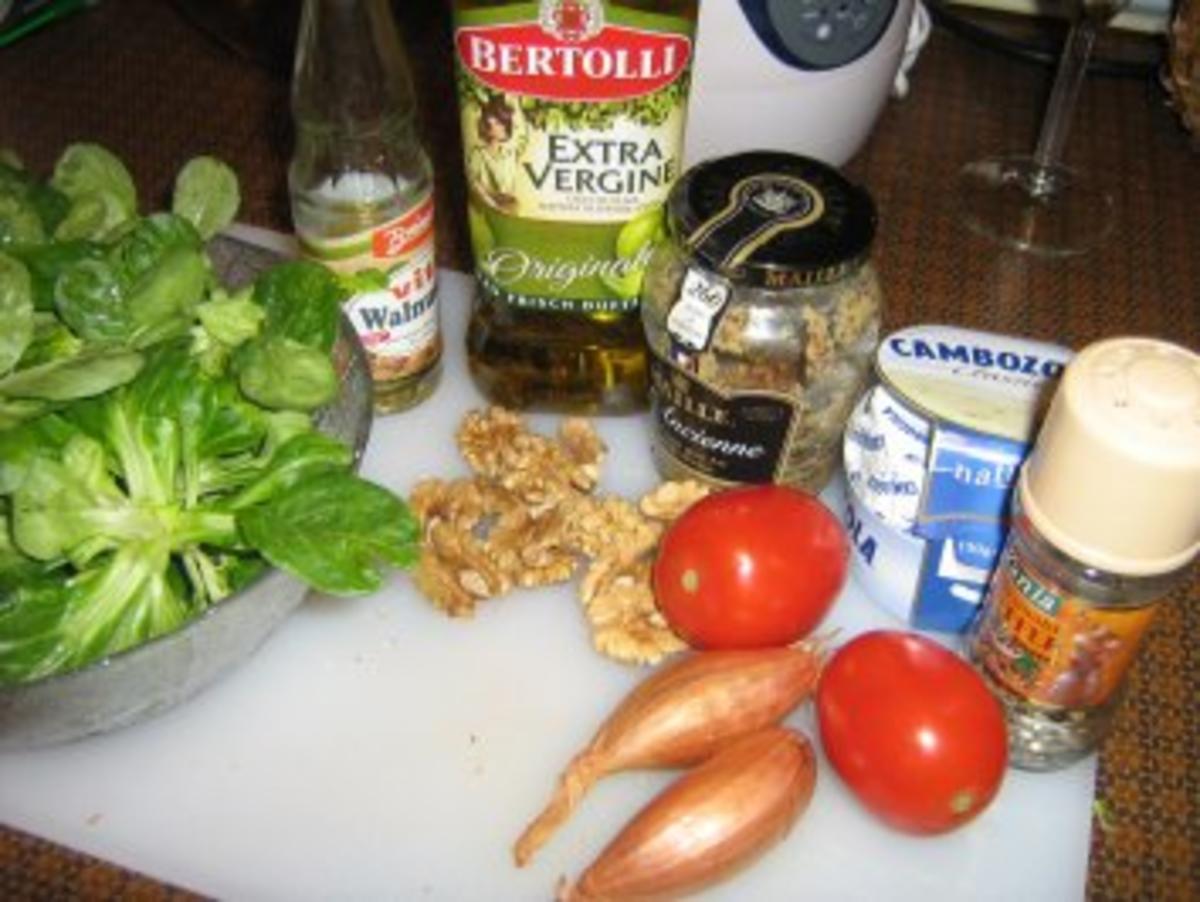 Feldsalat mit Tomatenfilets und Cambozoladressing - Rezept - Bild Nr. 2