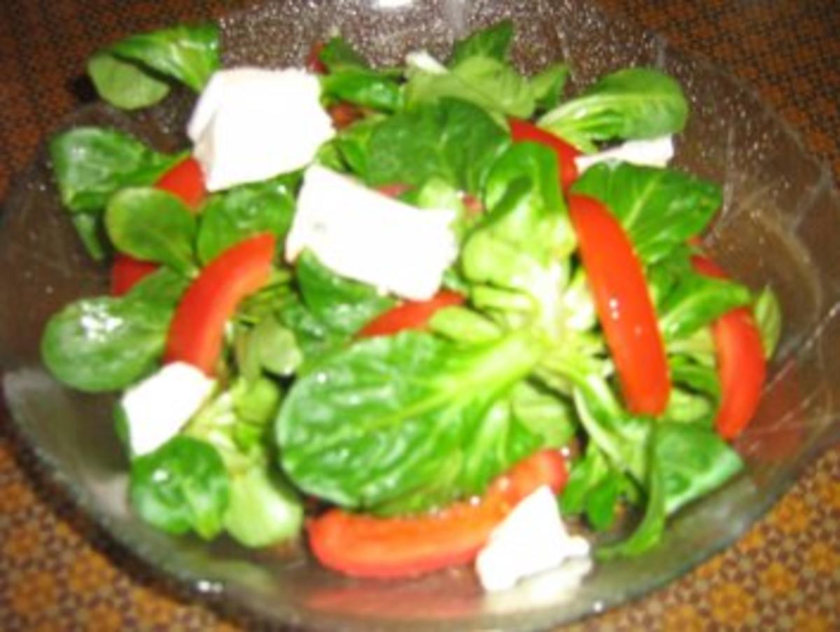 Feldsalat mit Tomatenfilets und Cambozoladressing - Rezept - Bild Nr. 3