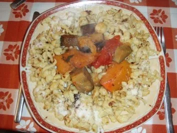 Rezept: Salat aus geröstetem Kürbis, Tomaten und Aubergines und selbstgemachten Spätzle Salat aus geröstetem Kürbis, Tomaten und Aubergines und selbstgemachten Spätzle - Rezept