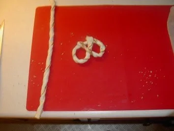 Rezept: Blätterteigbrezeln Bild Nr. 2 Blätterteigbrezeln - Rezept - Bild Nr. 2