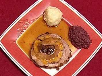 Sommernachtsbraten mit Rotkohlmus und mit Steinpilzen gefüllten Klößen - Rezept