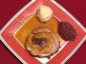 Sommernachtsbraten mit Rotkohlmus und mit Steinpilzen gefüllten Klößen - Rezept