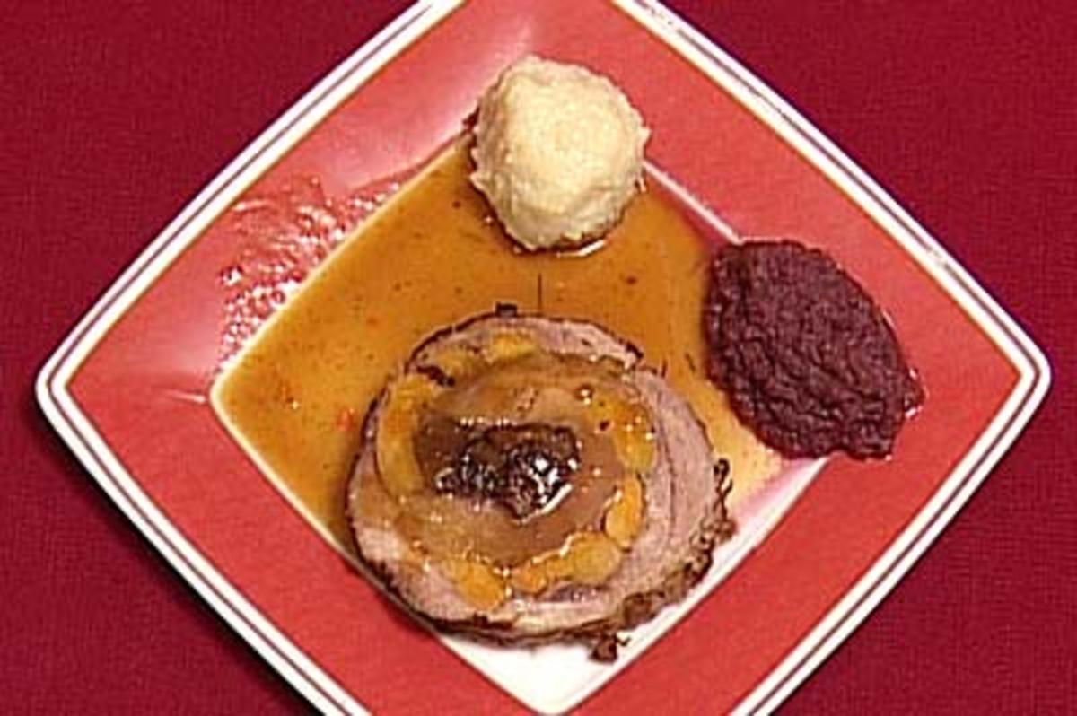 Bilder für Sommernachtsbraten mit Rotkohlmus und mit Steinpilzen gefüllten Klößen - Rezept