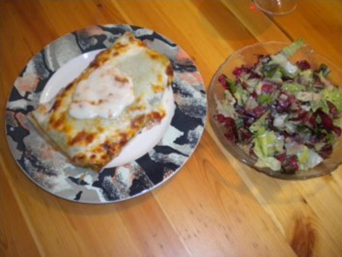 Hausgemachte Lasagne verde mit Salat - Rezept