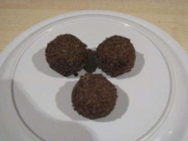 Rumkugeln mit Gebäckkrümel und am besten aus Rührteig - Rezept mit Bild ...